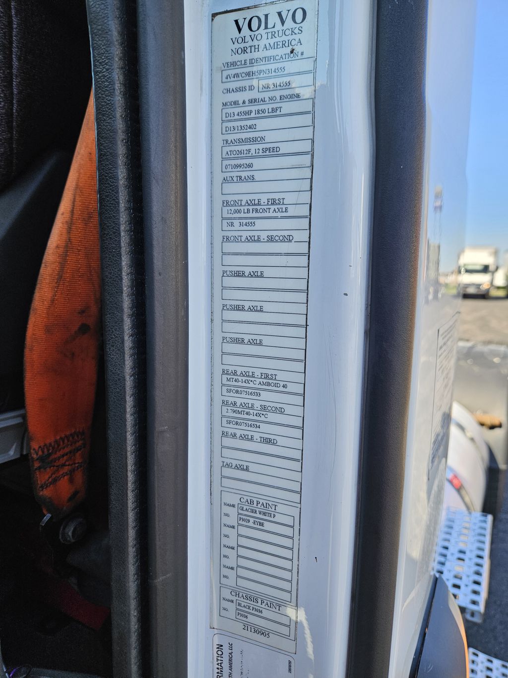 Slide images of 2023 VOLVO VNR64T300 