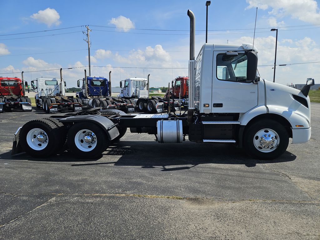 Slide images of 2023 VOLVO VNR64T300