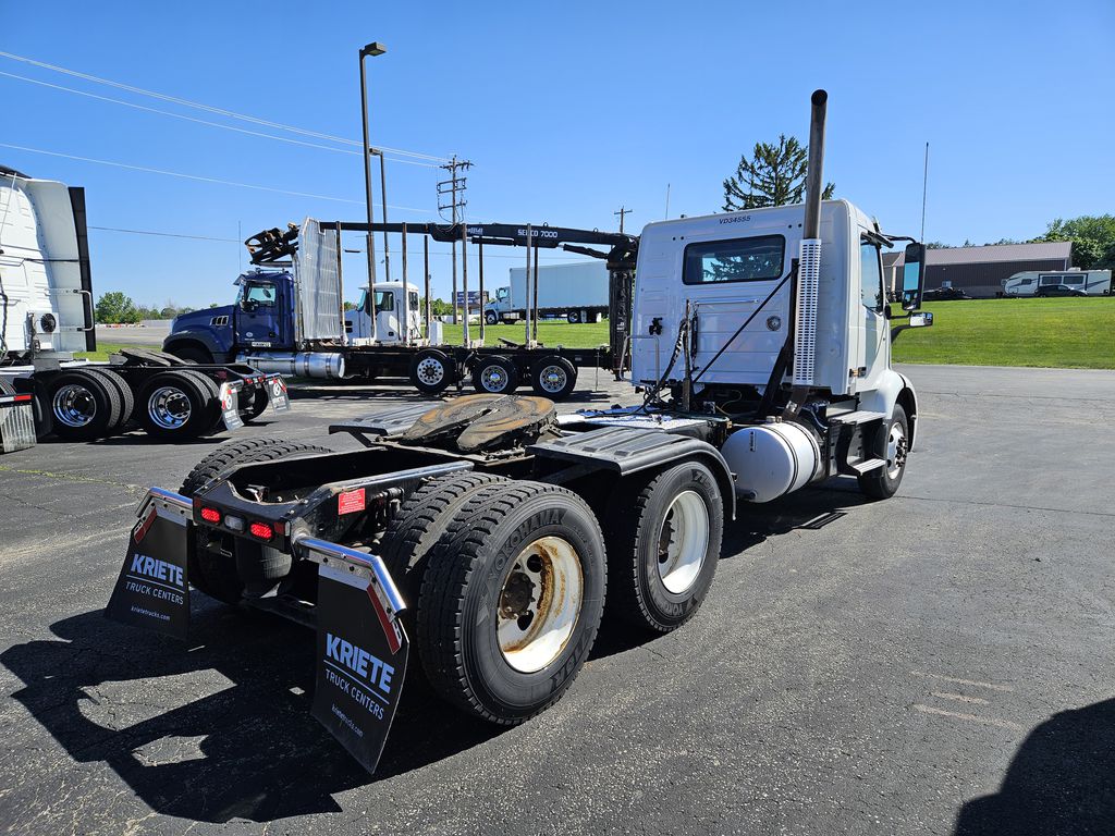 Slide images of 2023 VOLVO VNR64T300 