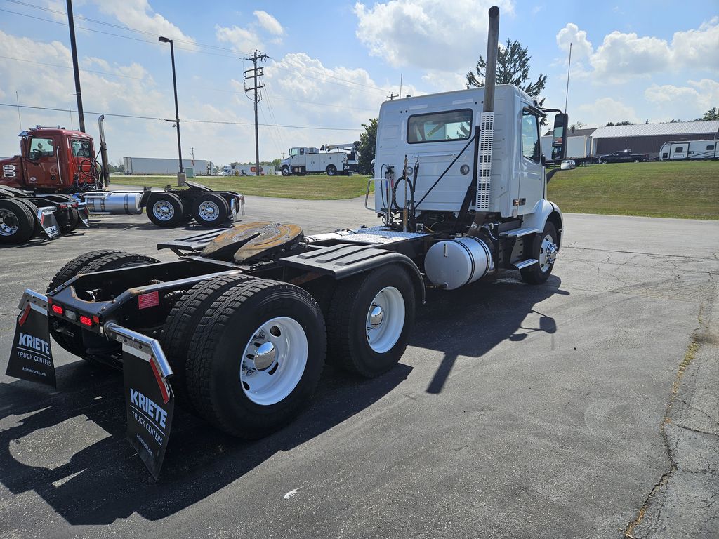 Slide images of 2023 VOLVO VNR64T300