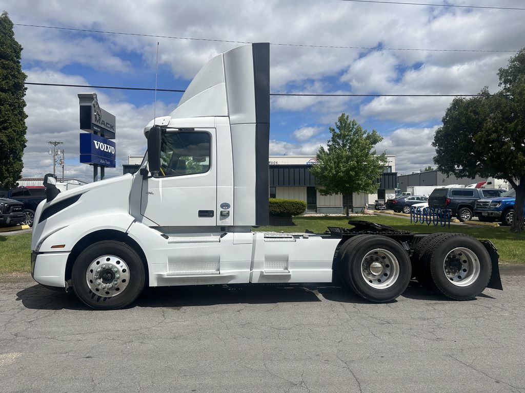 Slide images of 2023 VOLVO VNL64T300