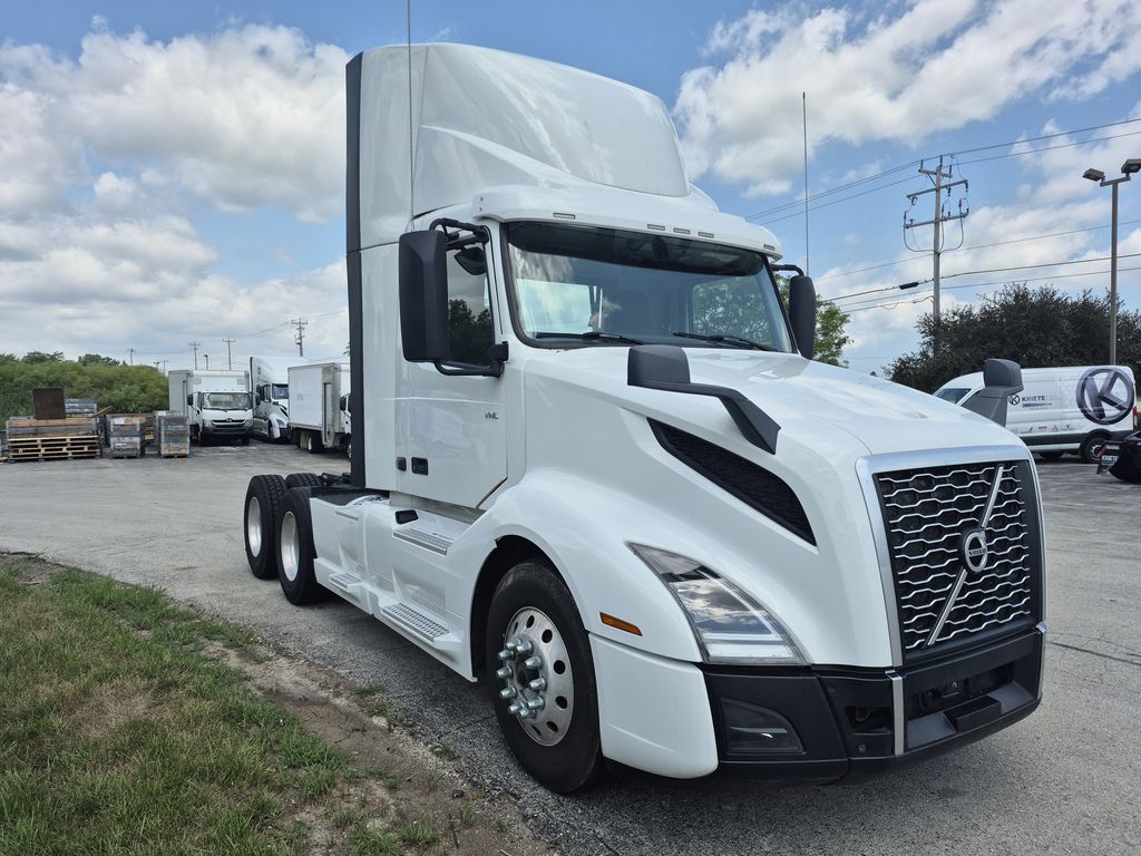 Slide images of 2023 VOLVO VNL64T300