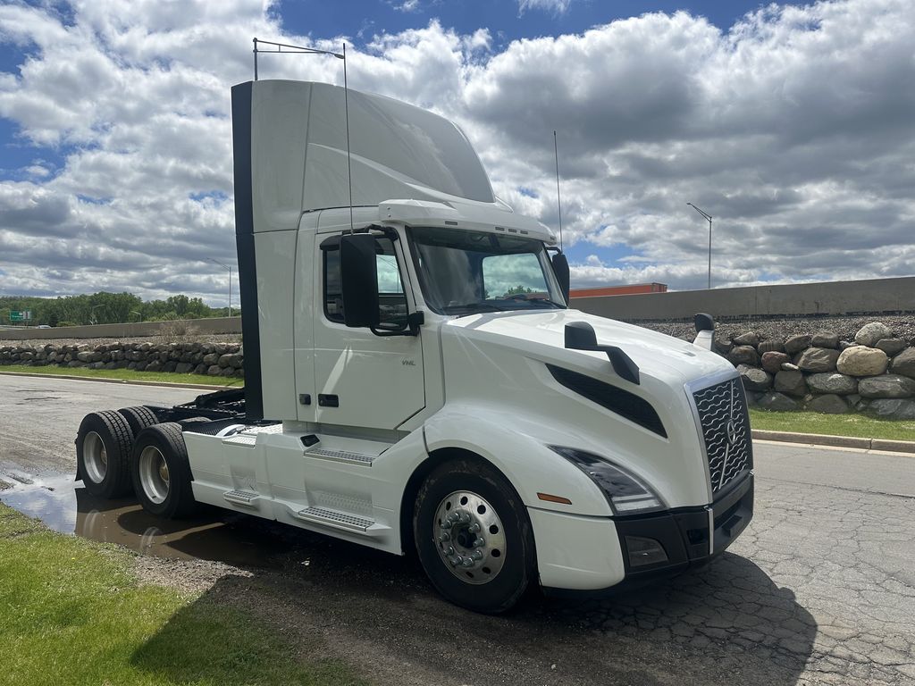 Slide images of 2023 VOLVO VNL64T300
