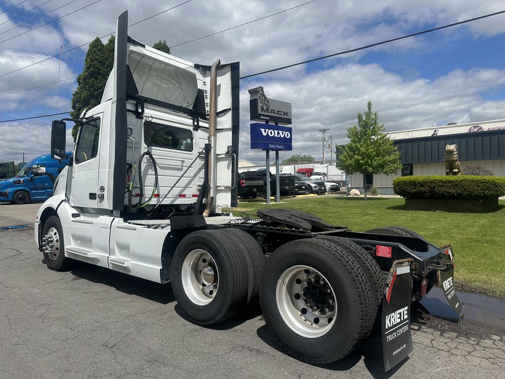 Slide images of 2023 VOLVO VNL64T300