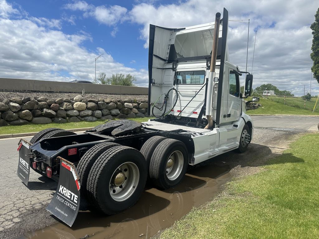 Slide images of 2023 VOLVO VNL64T300