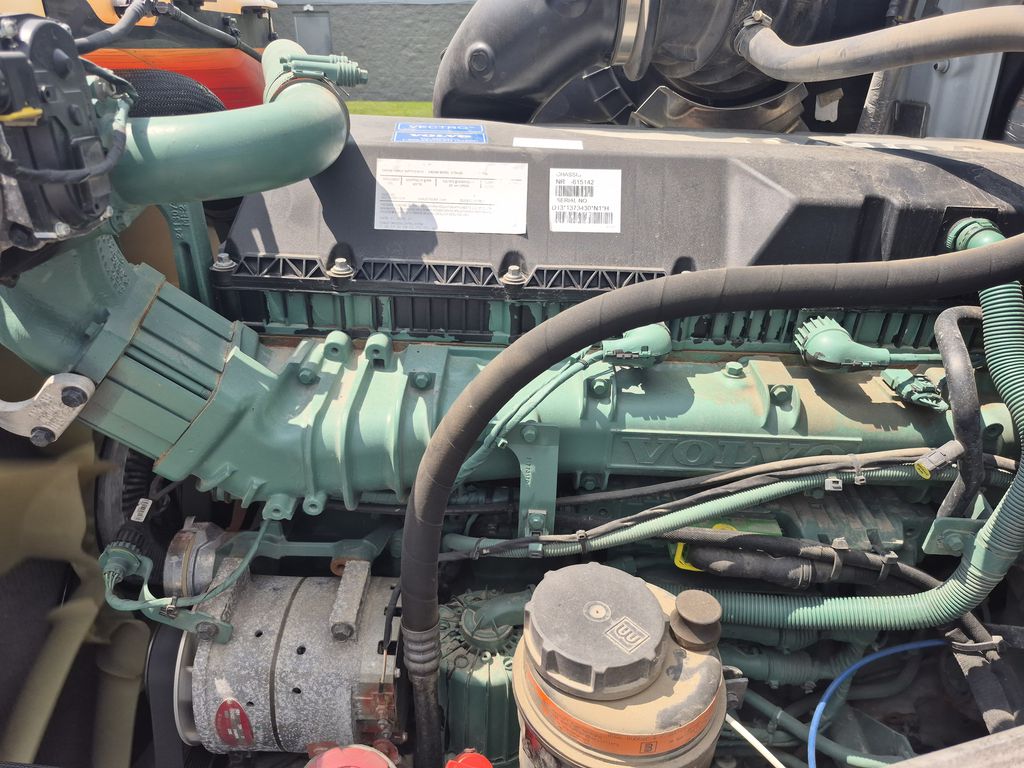 Slide images of 2023 VOLVO VNL64T300