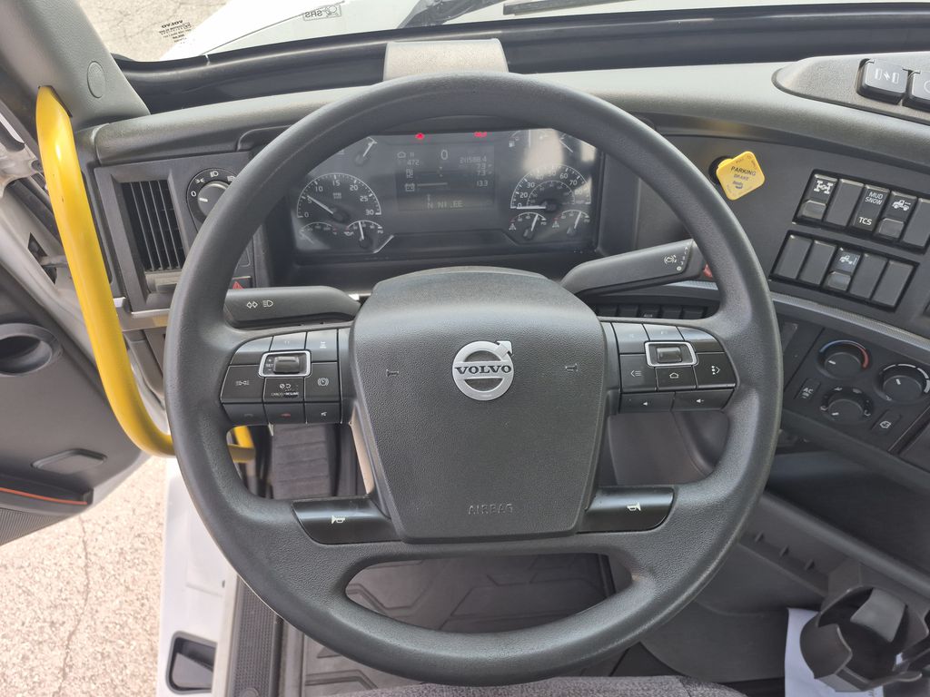 Slide images of 2023 VOLVO VNL64T300