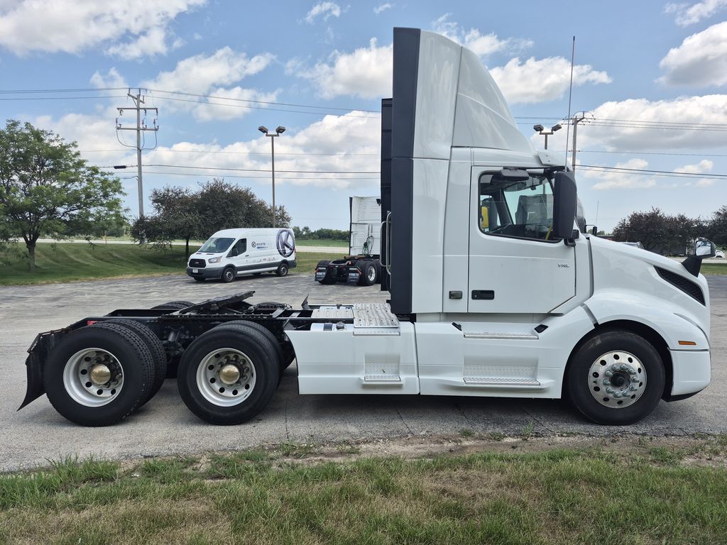Slide images of 2023 VOLVO VNL64T300