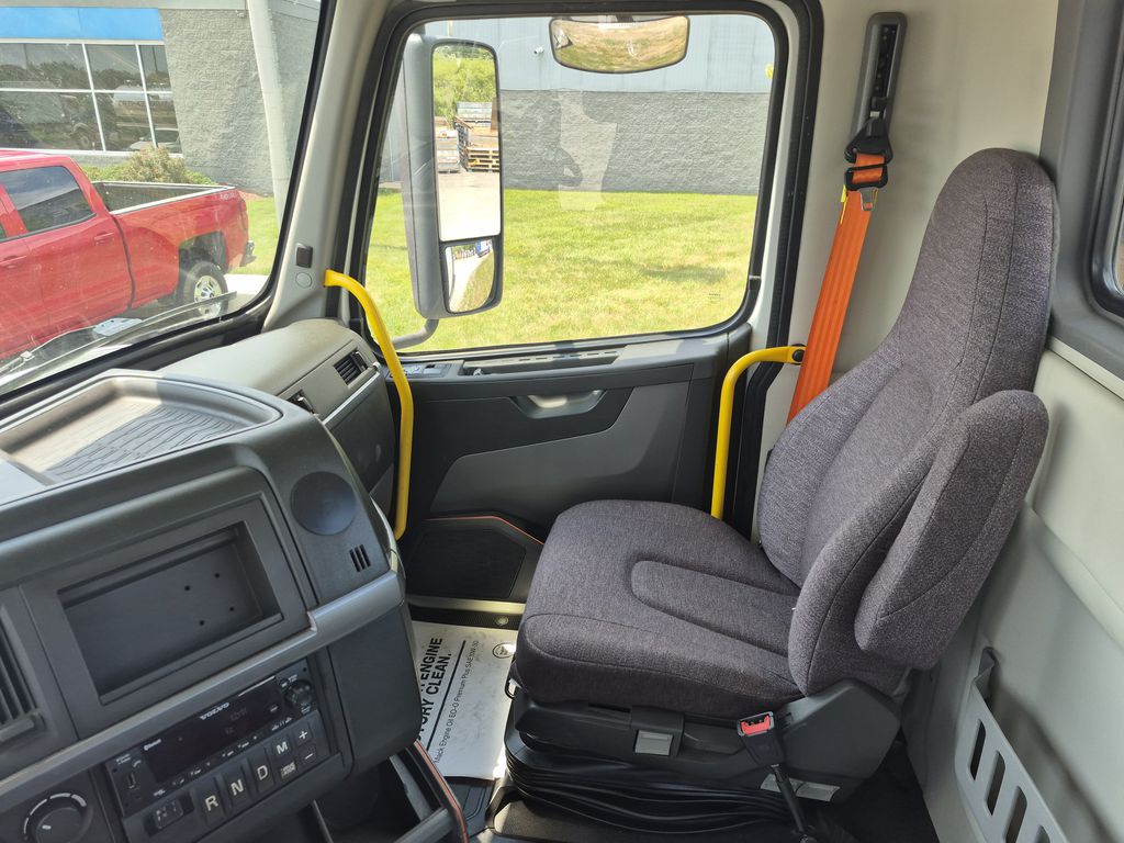 Slide images of 2023 VOLVO VNL64T300