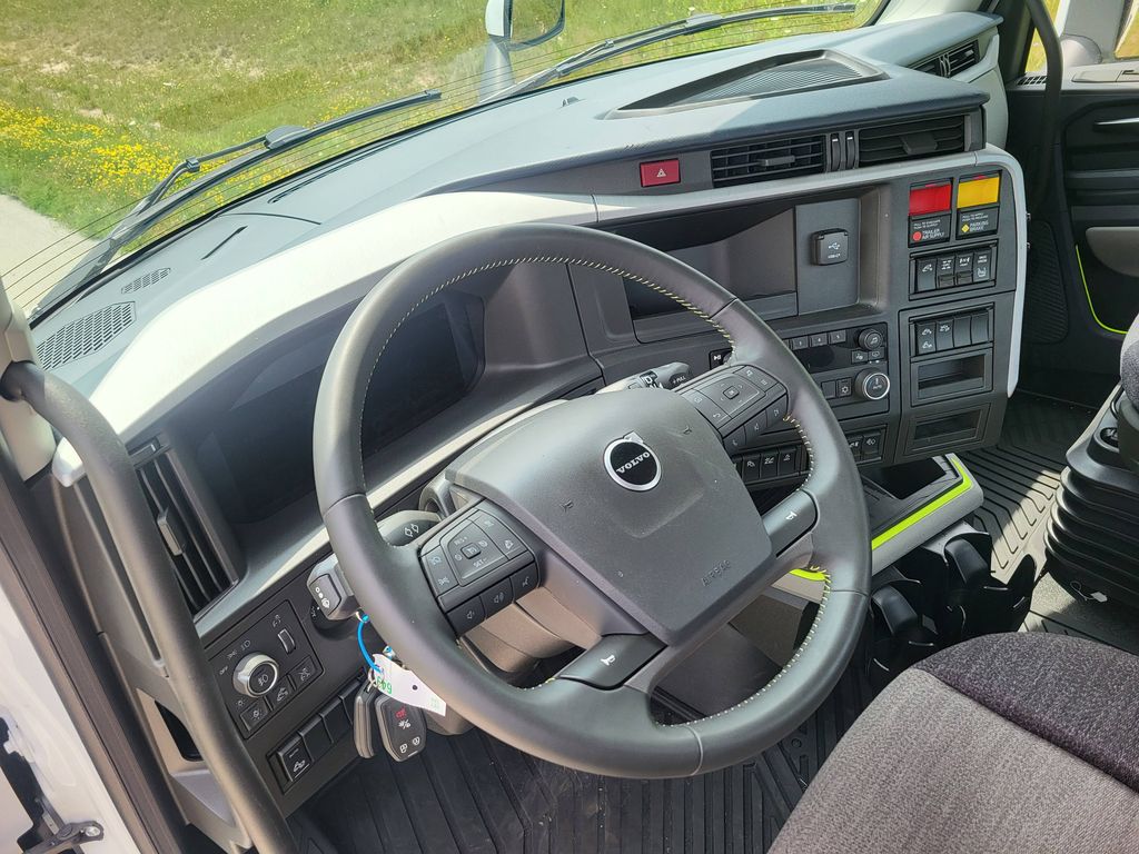 Slide images of 2027 VOLVO VNR64T300