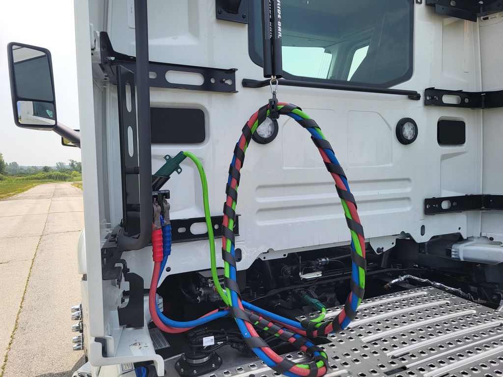 Slide images of 2027 VOLVO VNR64T300