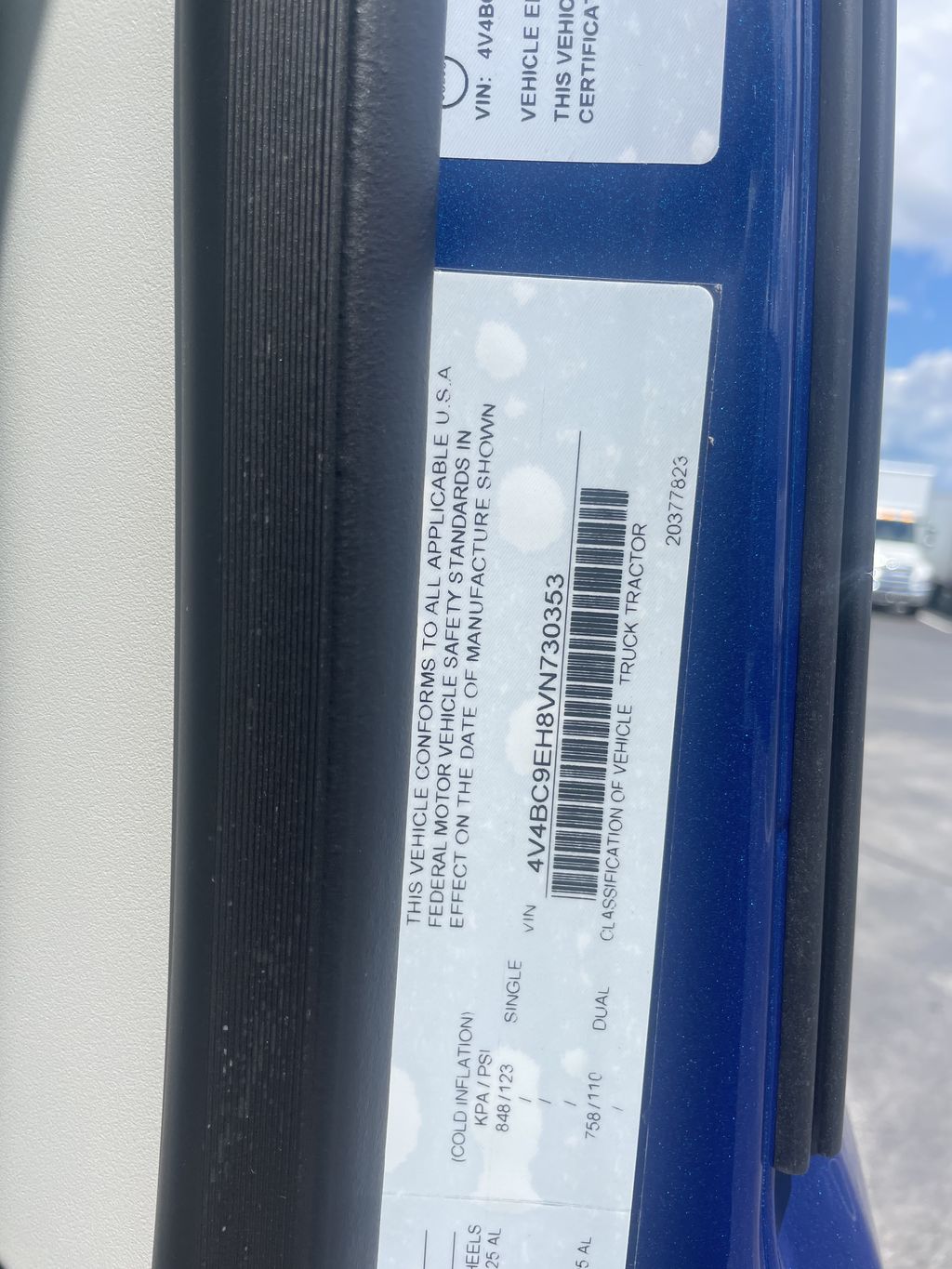 Slide images of 2027 VOLVO VNL64T860