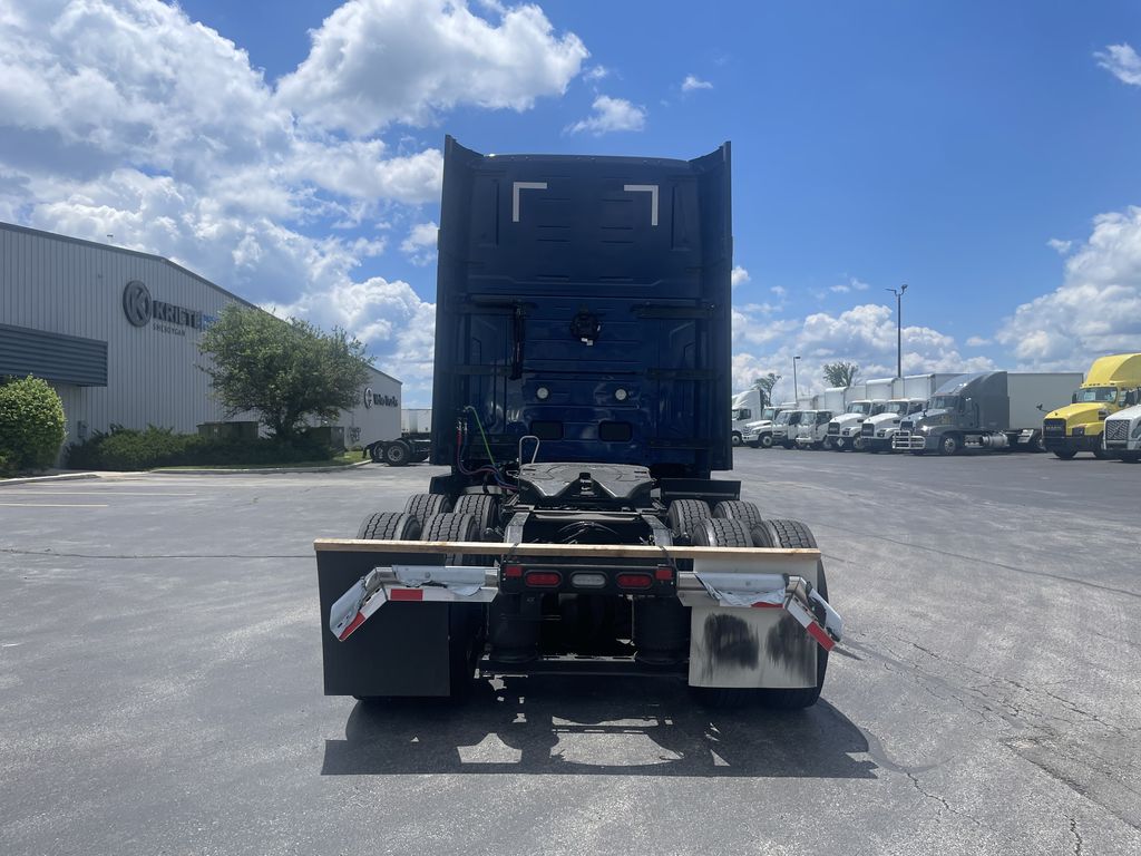 Slide images of 2027 VOLVO VNL64T860