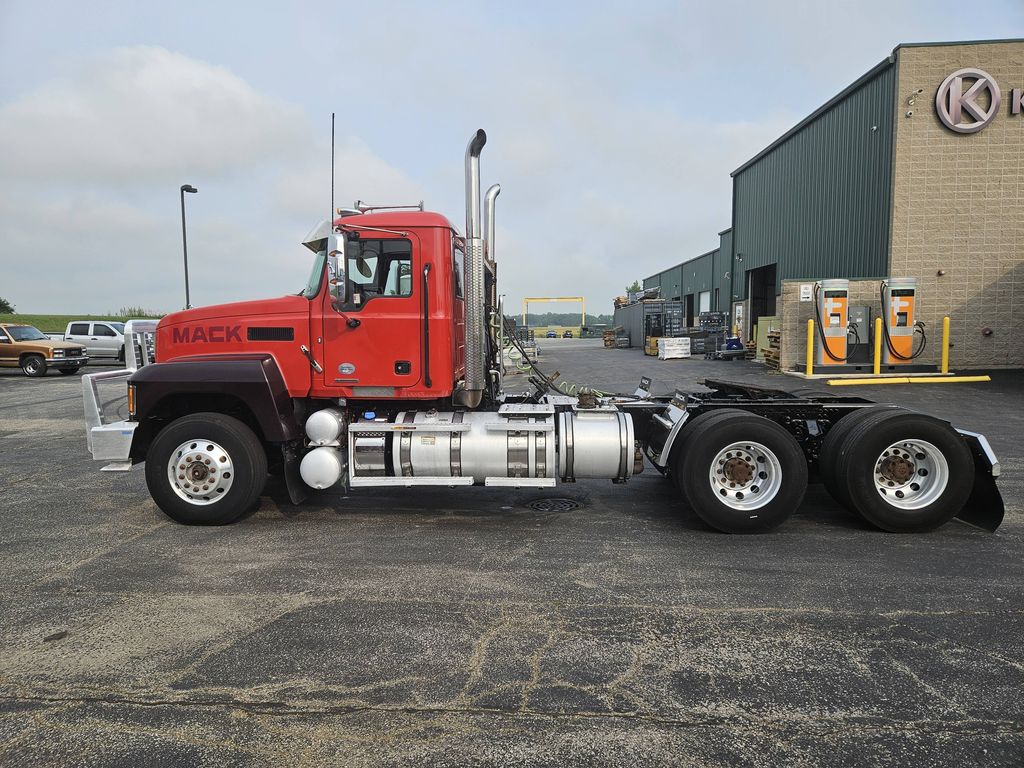 Slide images of 2020 MACK PINNACLE