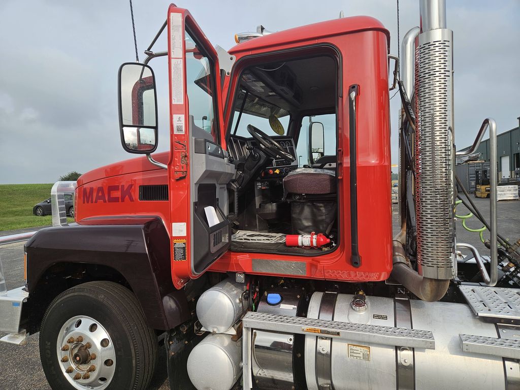 Slide images of 2020 MACK PINNACLE