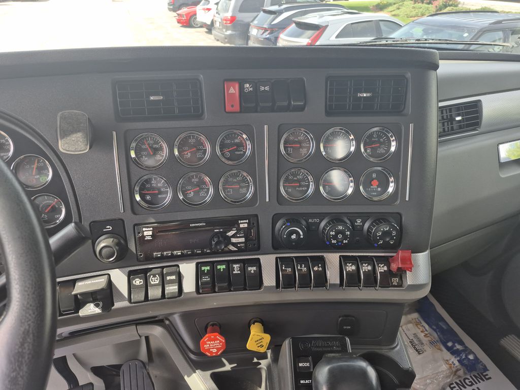 Slide images of 2020 KENWORTH CONSTRUCTION