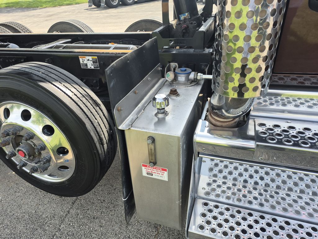 Slide images of 2020 KENWORTH CONSTRUCTION