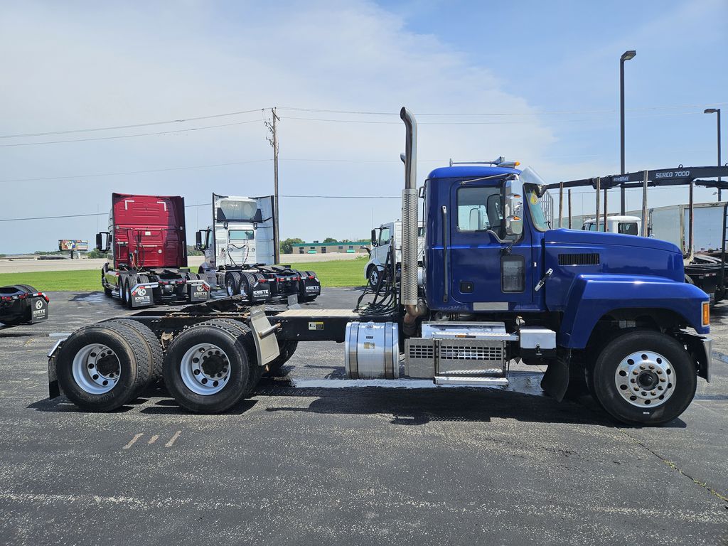 Slide images of 2021 MACK PINNACLE 
