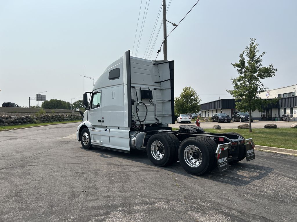 Slide images of 2026 VOLVO VNR64T660