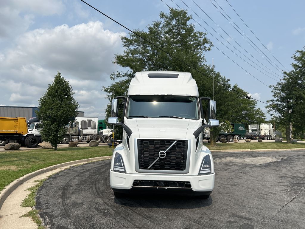Slide images of 2026 VOLVO VNR64T660