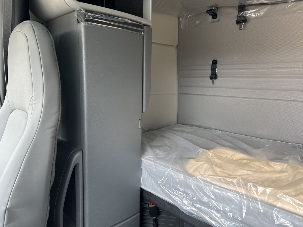 Slide images of 2026 VOLVO VNR64T660