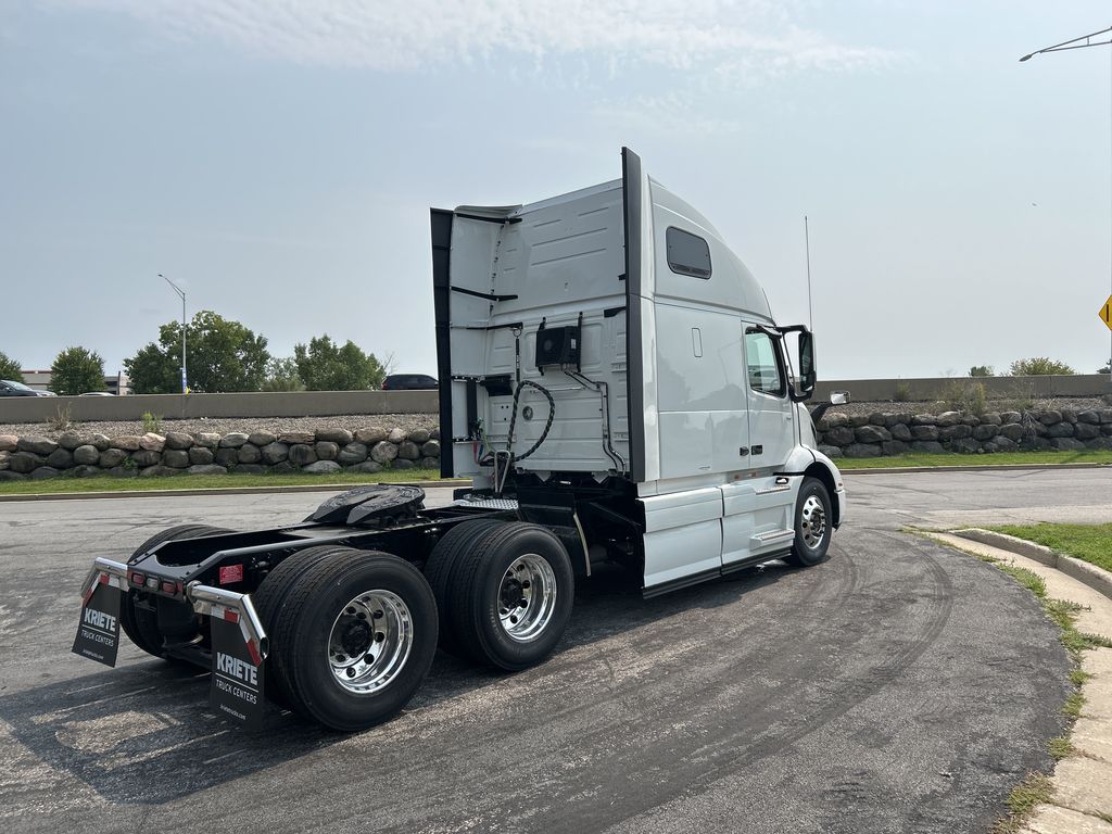 Slide images of 2026 VOLVO VNR64T660