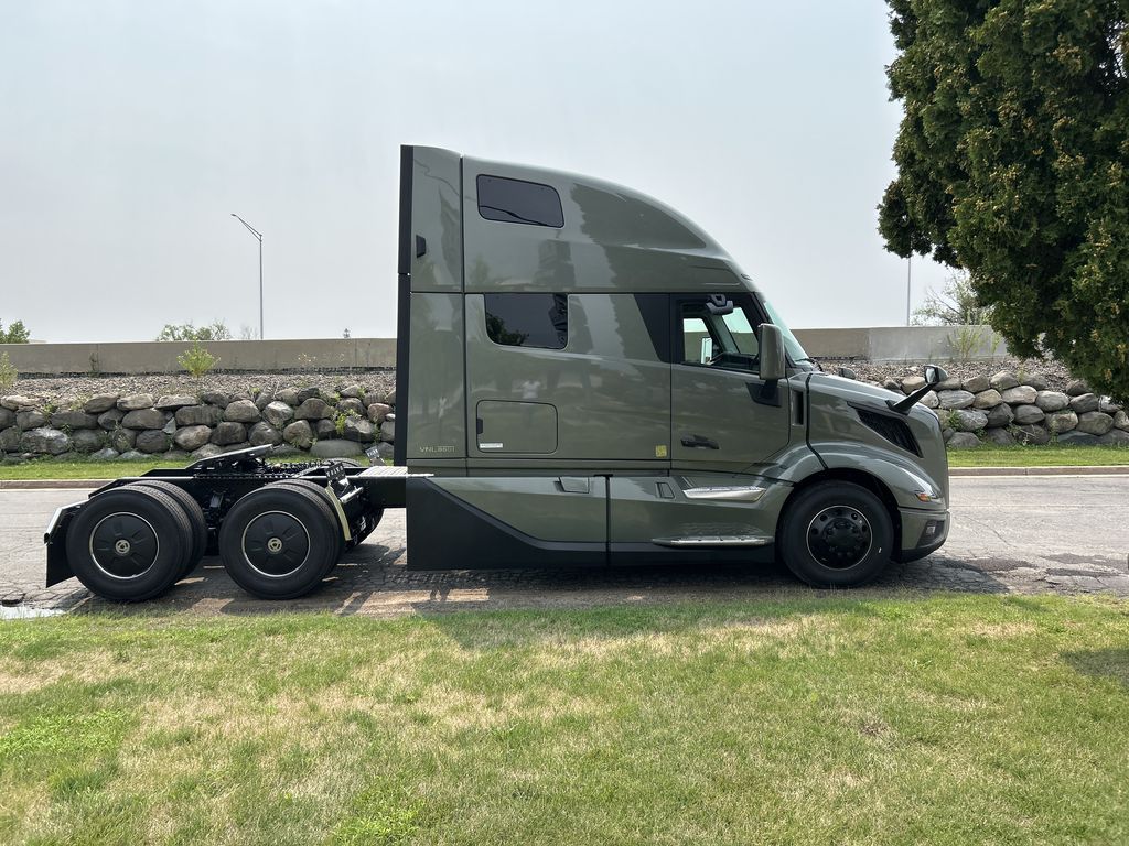 Slide images of 2027 VOLVO NEW VNL64T