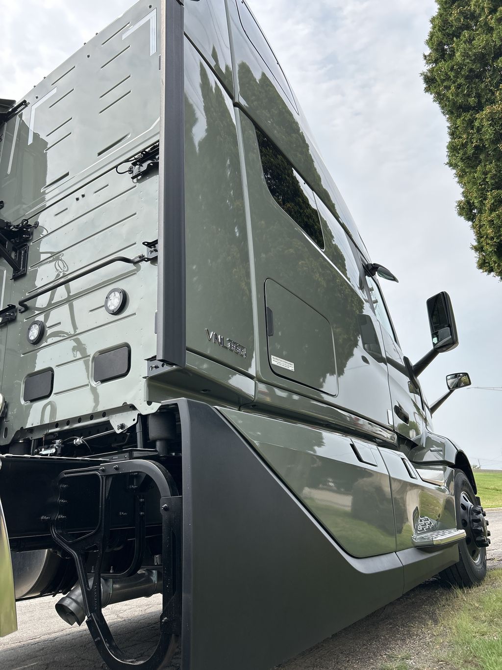 Slide images of 2027 VOLVO NEW VNL64T