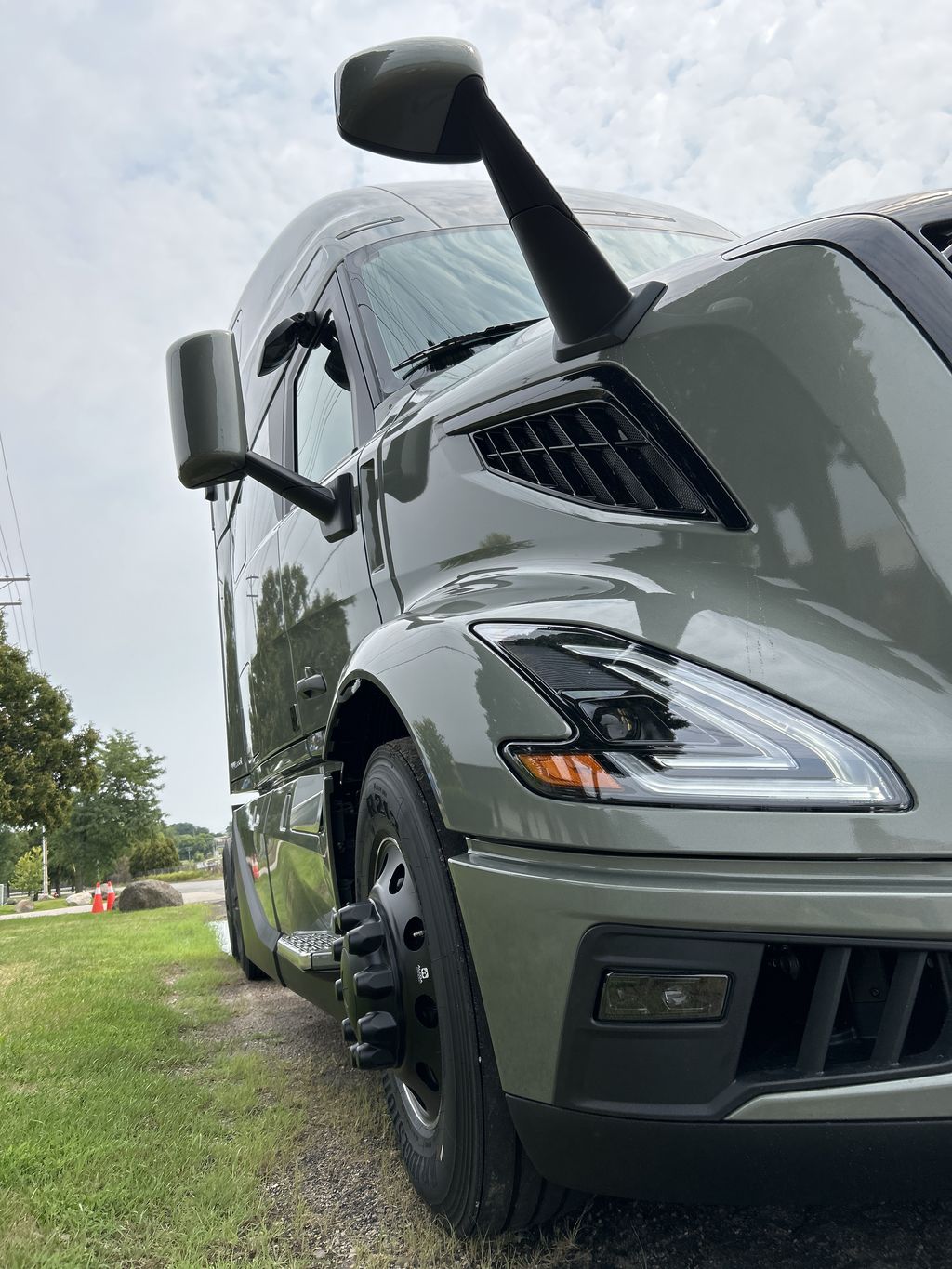 Slide images of 2027 VOLVO NEW VNL64T
