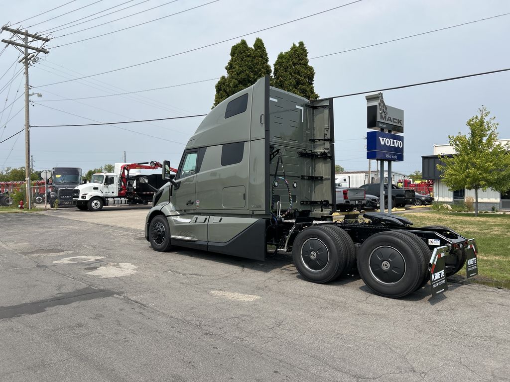 Slide images of 2027 VOLVO NEW VNL64T
