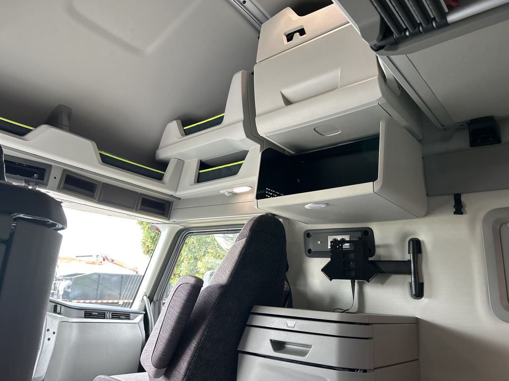 Slide images of 2027 VOLVO NEW VNL64T