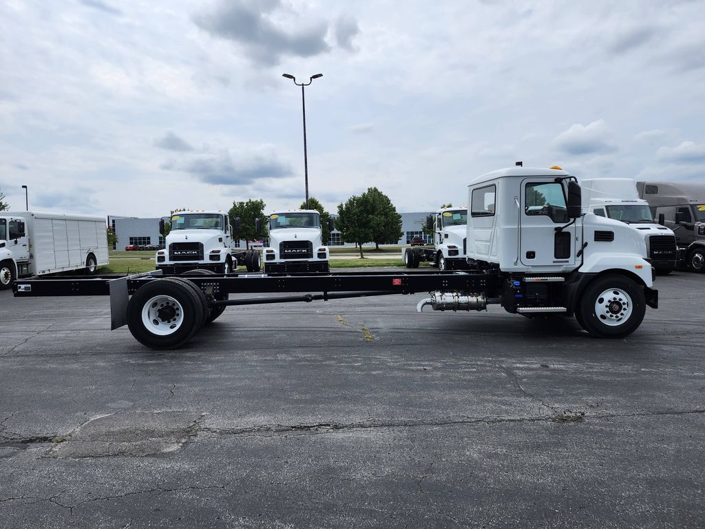 Slide images of 2026 MACK MD642