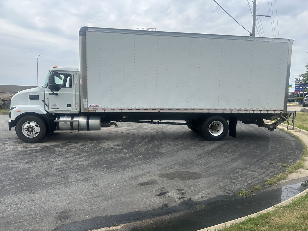 Slide images of 2022 MACK MD642