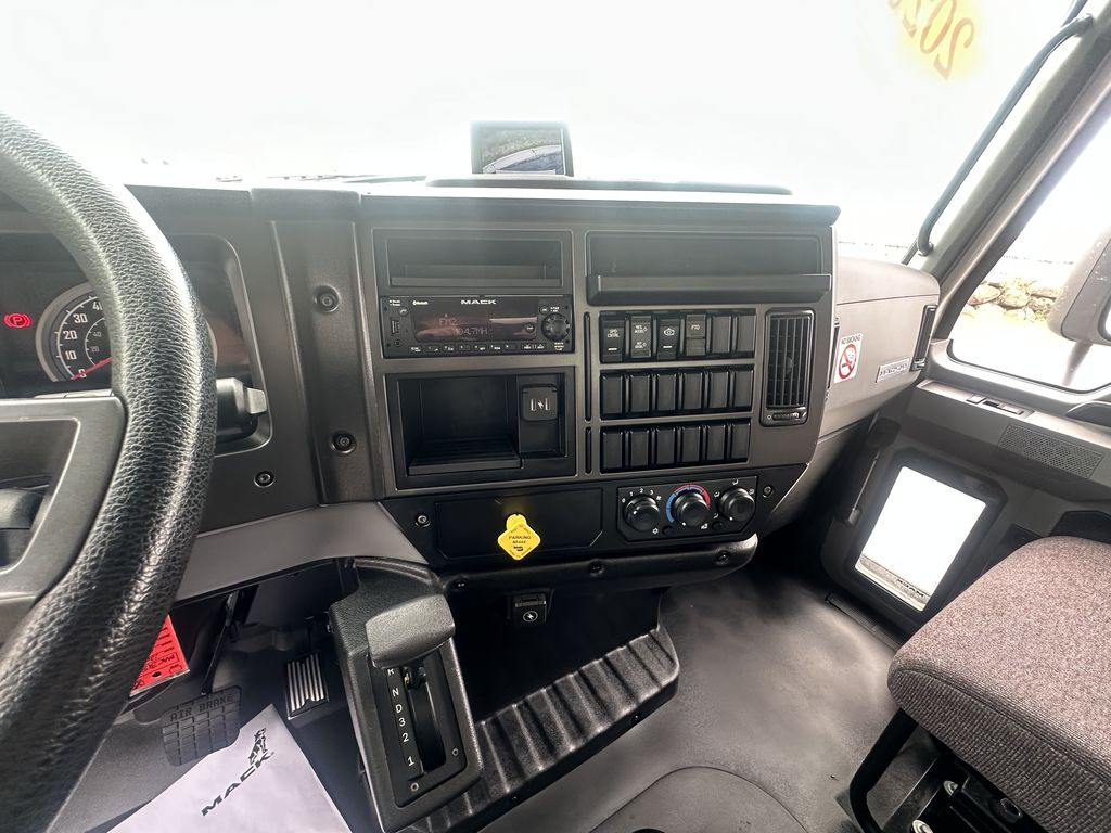Slide images of 2022 MACK MD642