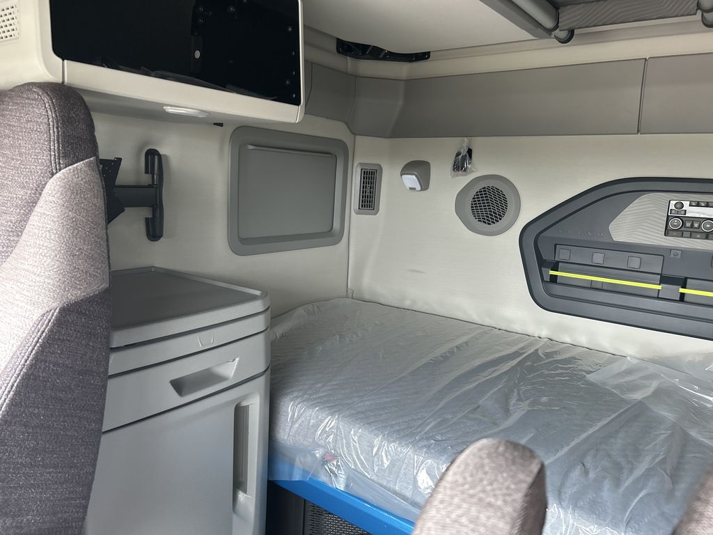 Slide images of 2027 VOLVO VNL64T860