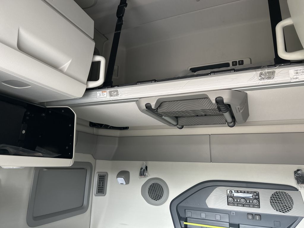 Slide images of 2027 VOLVO VNL64T860