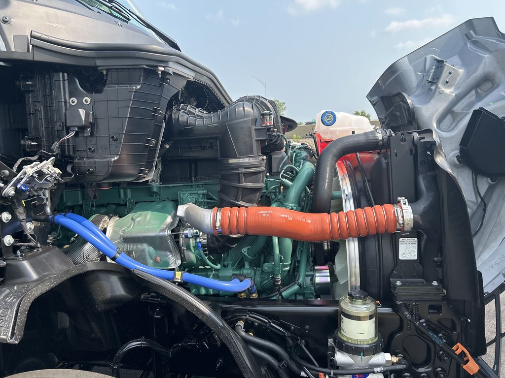 Slide images of 2027 VOLVO VNL64T860