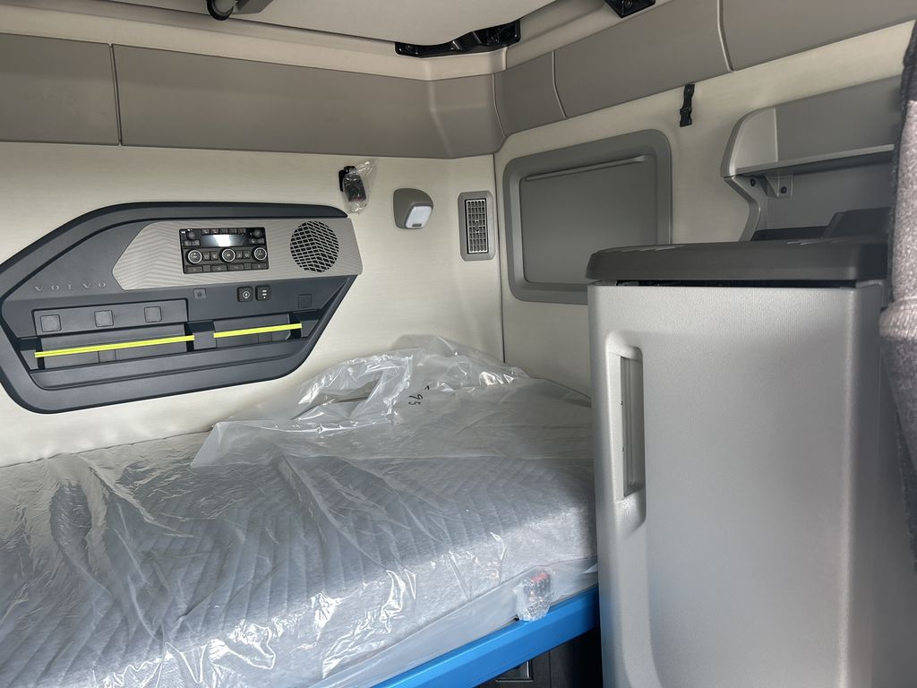 Slide images of 2027 VOLVO VNL64T860