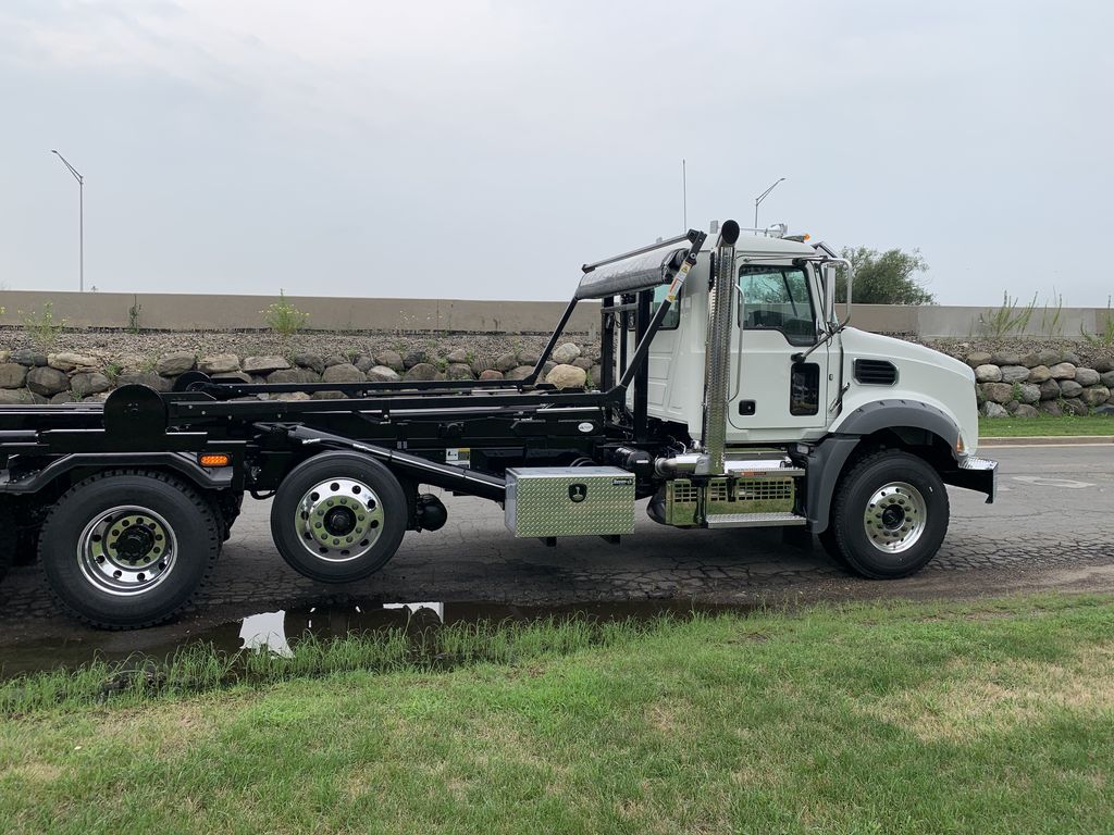 Slide images of 2027 MACK GR84B