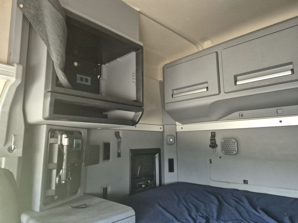 Slide images of 2019 MACK ANTHEM