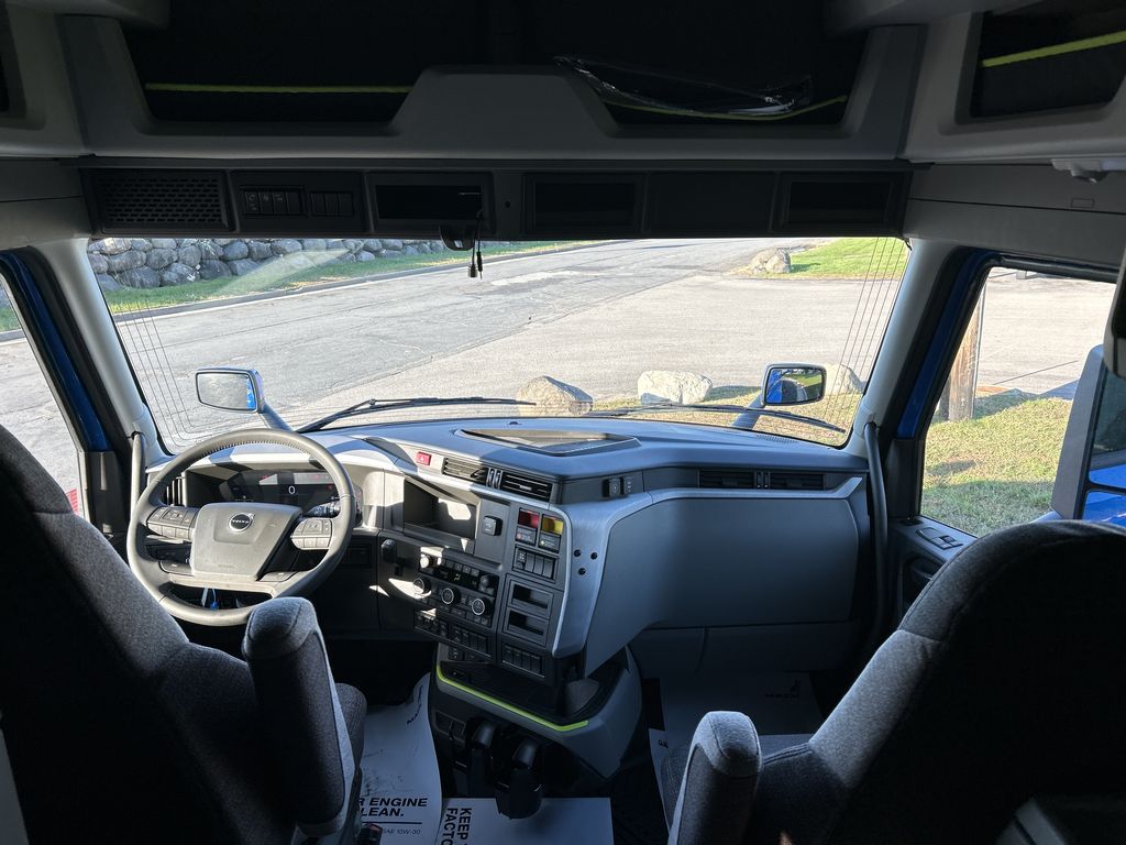 Slide images of 2027 VOLVO VNL64T860