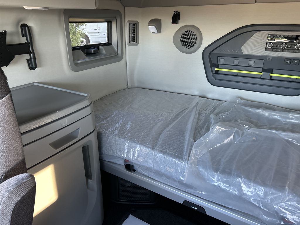 Slide images of 2027 VOLVO VNL64T860