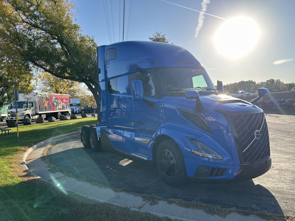 Slide images of 2027 VOLVO VNL64T860