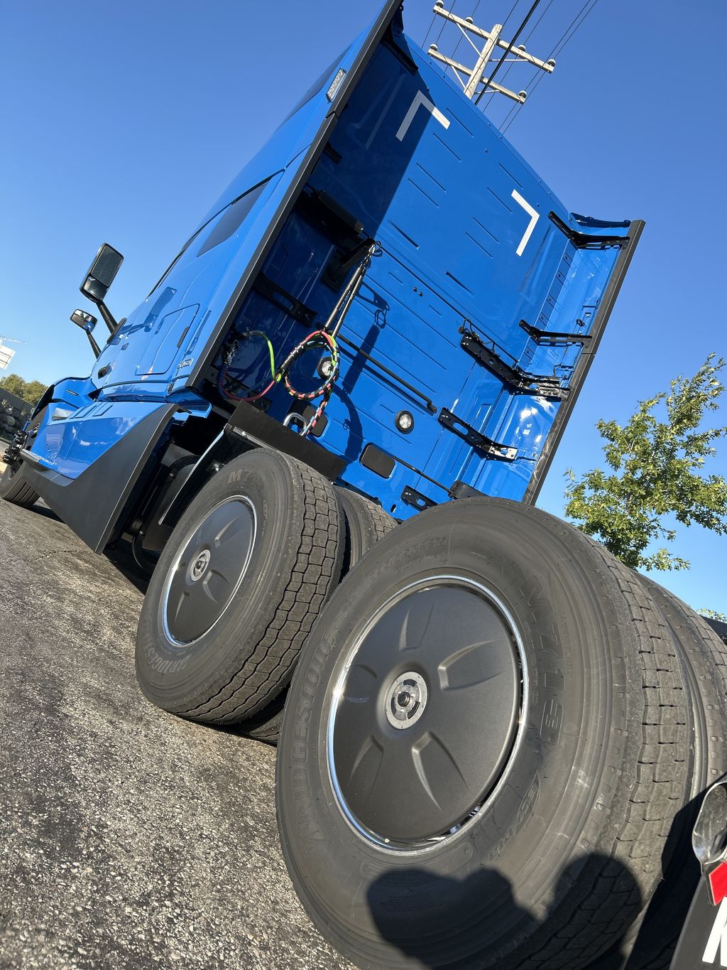 Slide images of 2027 VOLVO VNL64T860
