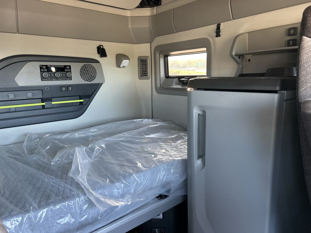 Slide images of 2027 VOLVO VNL64T860