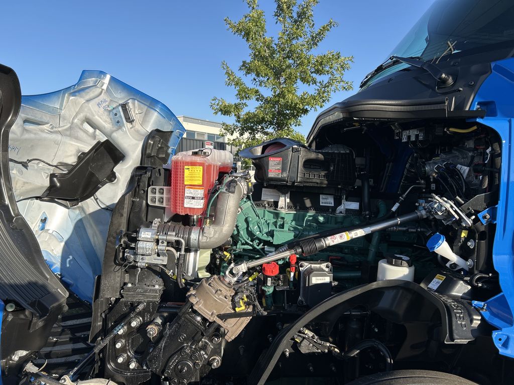 Slide images of 2027 VOLVO VNL64T860