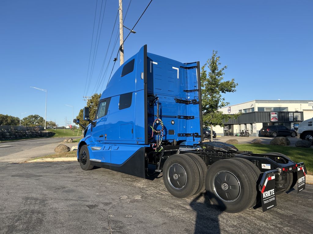 Slide images of 2027 VOLVO VNL64T860