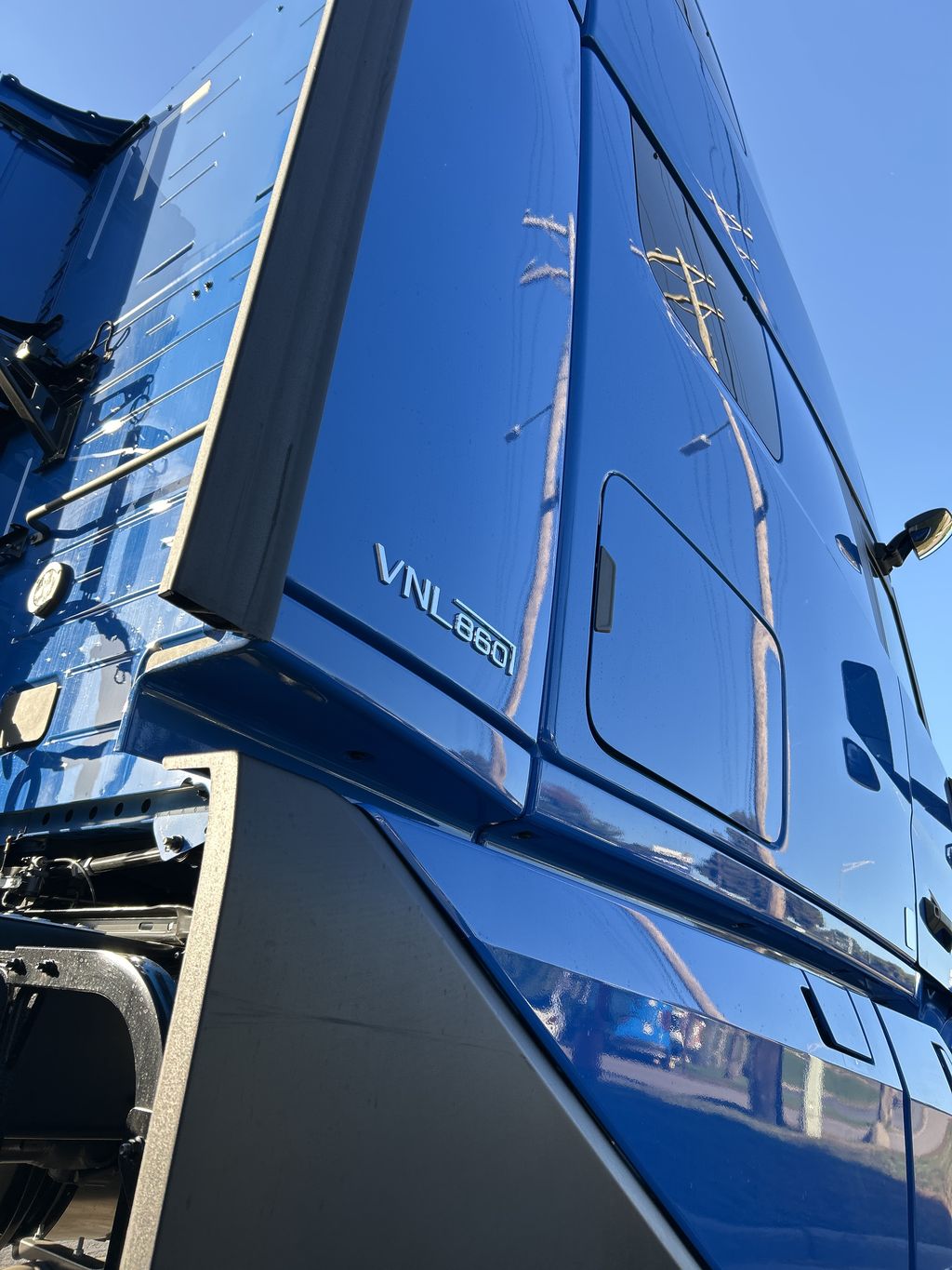 Slide images of 2027 VOLVO VNL64T860