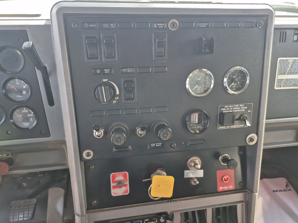 Slide images of 1995 MACK 700 