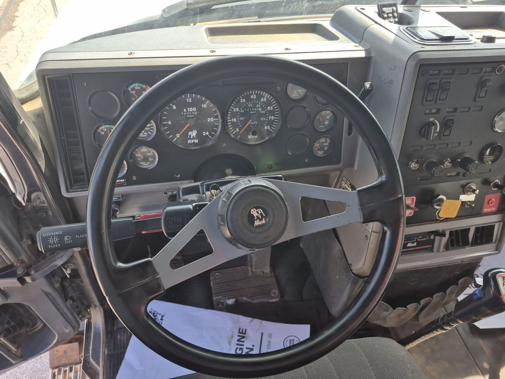 Slide images of 1995 MACK 700 